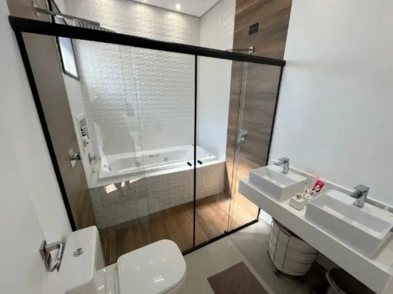 Imagem Casa em Condomínio de Luxo em Sorocaba-SP, 3 Quartos, 3 Suítes, 2 Salas, 5 Banheiros, 4 Vagas, 190m² no Wanel Ville.