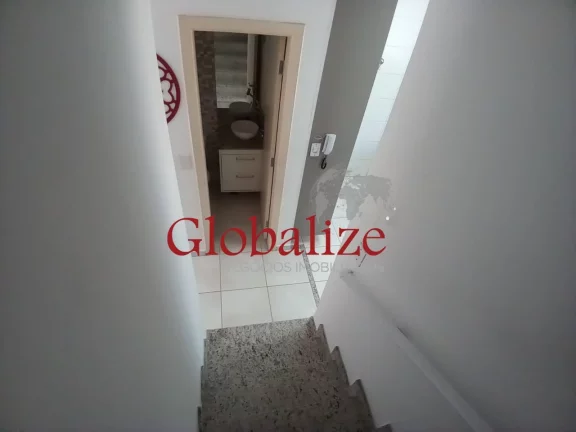 Imagem Casa triplex com 84m², 2 suítes, garagem fechada e churrasqueira por R$530.000,00