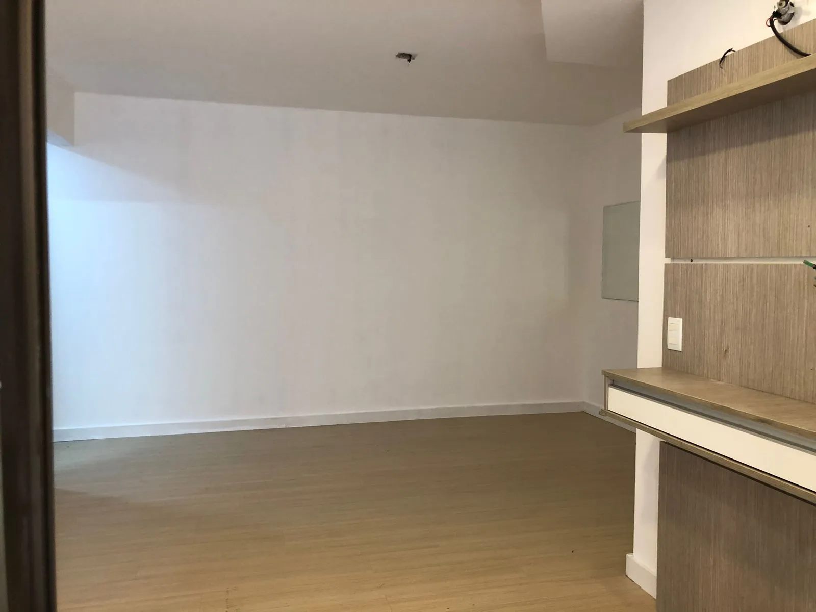 Imagem Vende ou aluga no bairro Menino Deus, com garagem, apartamento de 03 dormitórios, suíte, living 02 ambientes, com sacada e churrasqueira