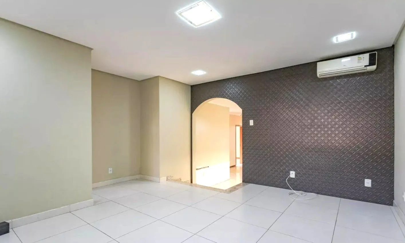 Imagem Casa no bairro Jardim Sabará de 4 dormitórios e 3 vagas DESOCUPADA