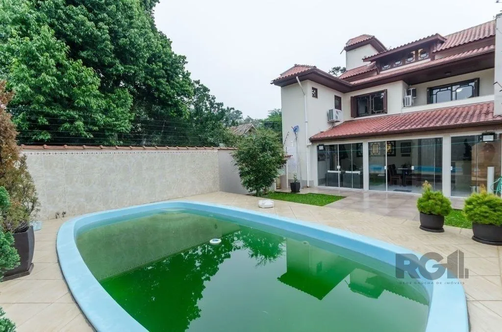Imagem Excelente casa de 379m² com 3 dormitórios, piscina e 4 vagas.
