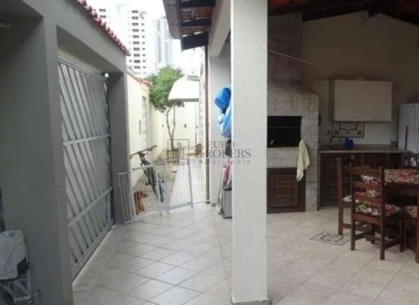 Imagem Grande casa de esquina no centro de Balneário Camboriú.