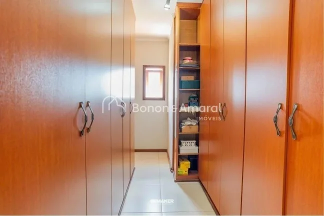 Imagem Este espaçoso sobrado, localizado no Condomínio Alto das Palmeiras, é o imóvel ideal para quem b...