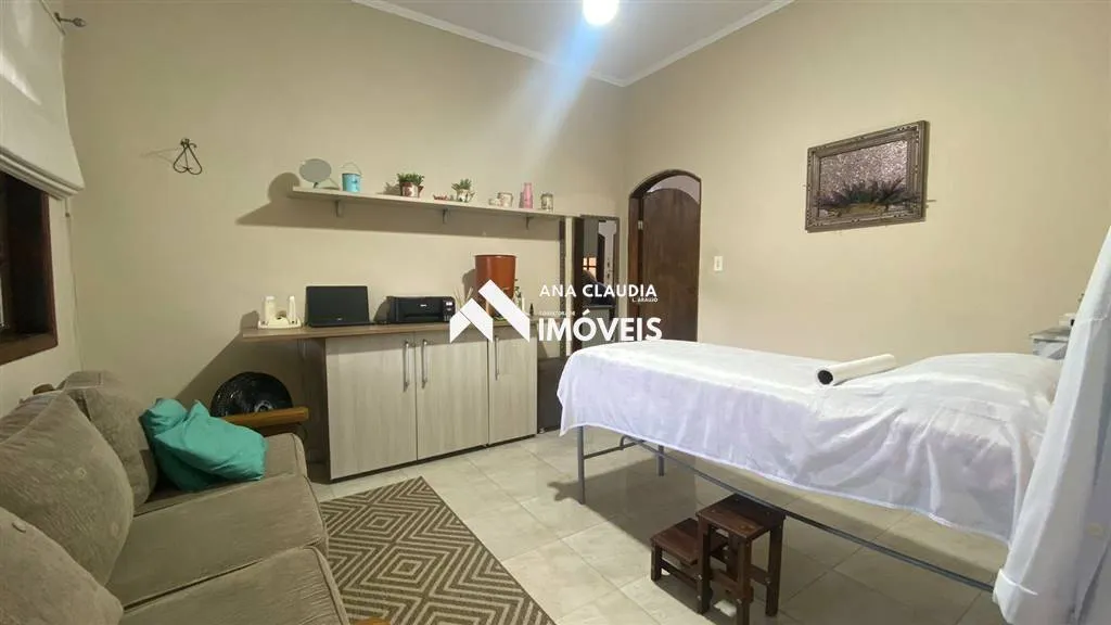 Imagem Casa bem localizada na praia de Mongaguá lado serra , próxima ao centro da cidade e a 450 metros da praia....
