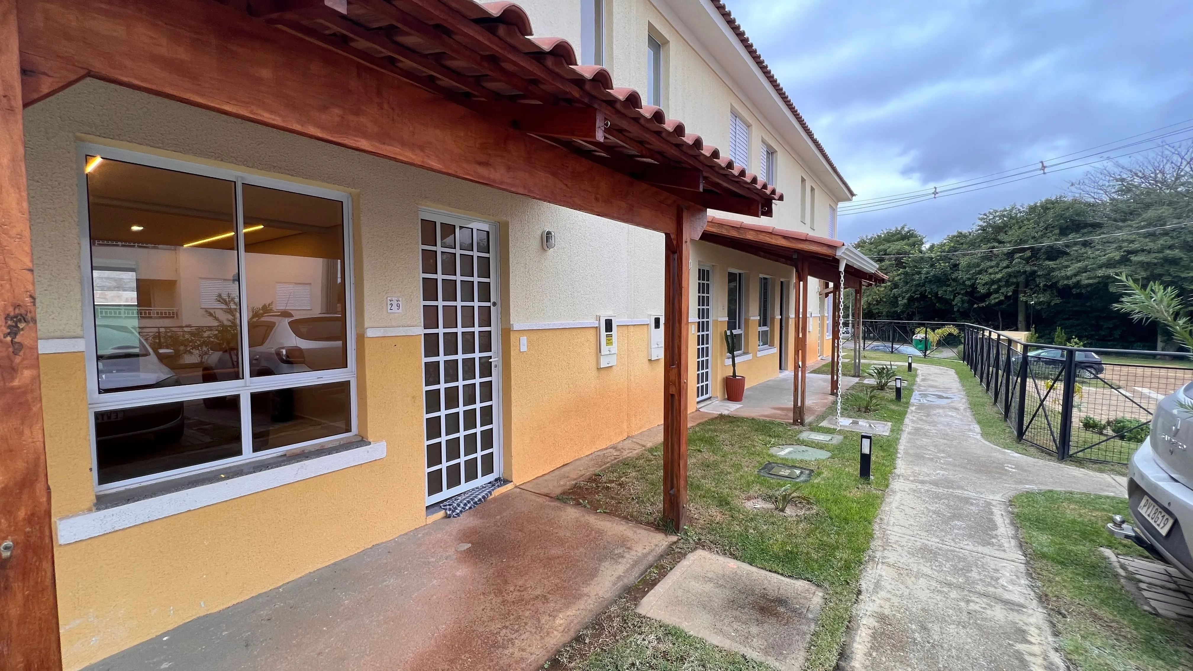 Imagem Casa Ampliada com Planejados, Ar-Condicionado e Eletrodomésticos Inclusos no Villa Flora, Condomínio Gerânios
