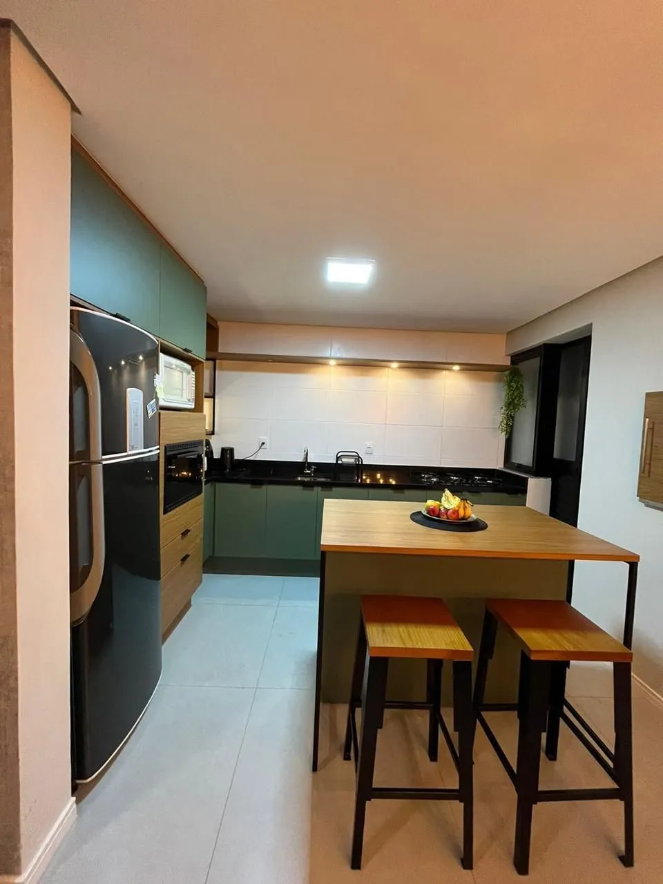 Imagem Casa em condomínio com 3 dormitórios, suíte e 2 vagas.