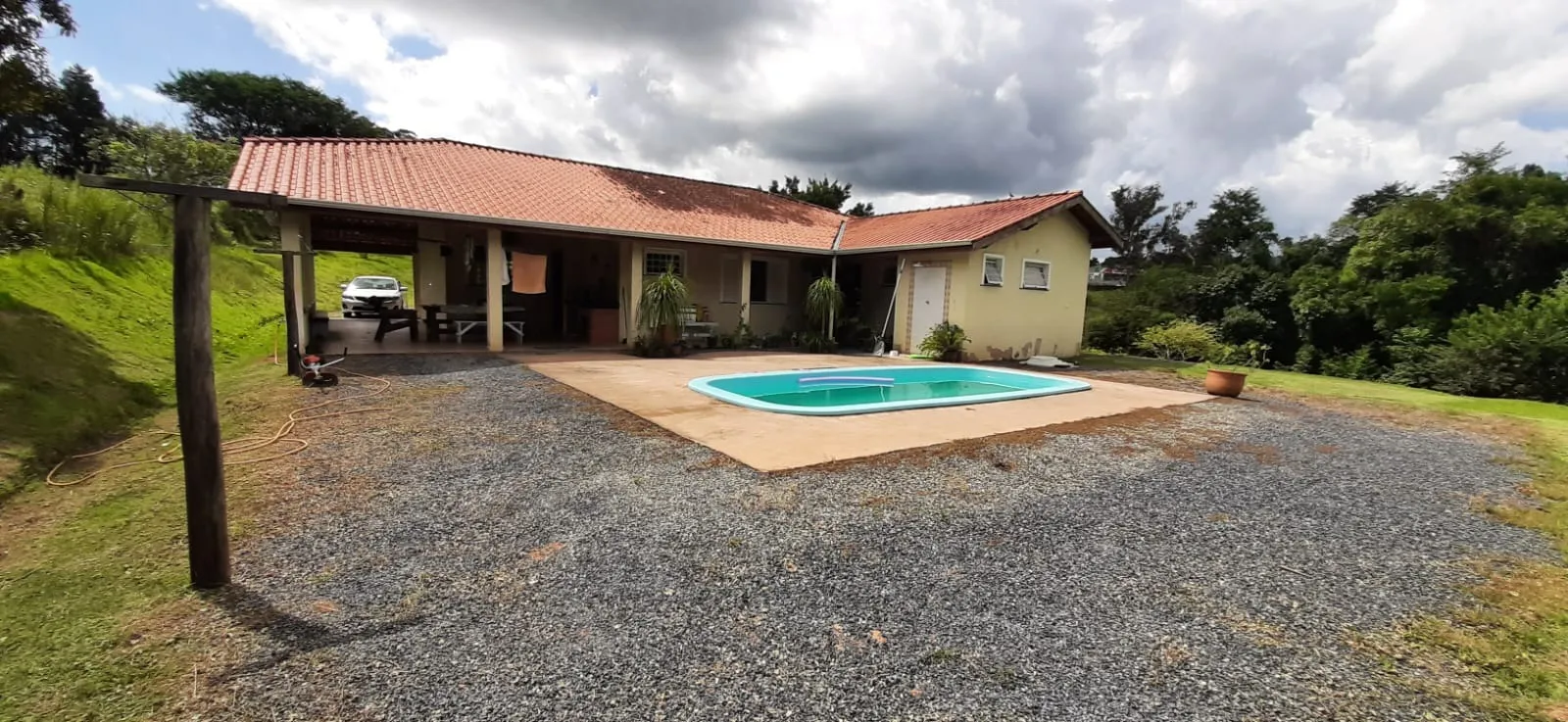 Imagem Chácara à venda em Araçoiaba da Serra - 4 quartos, 1 suíte, 3 banheiros, 3 vagas - Imperdível!