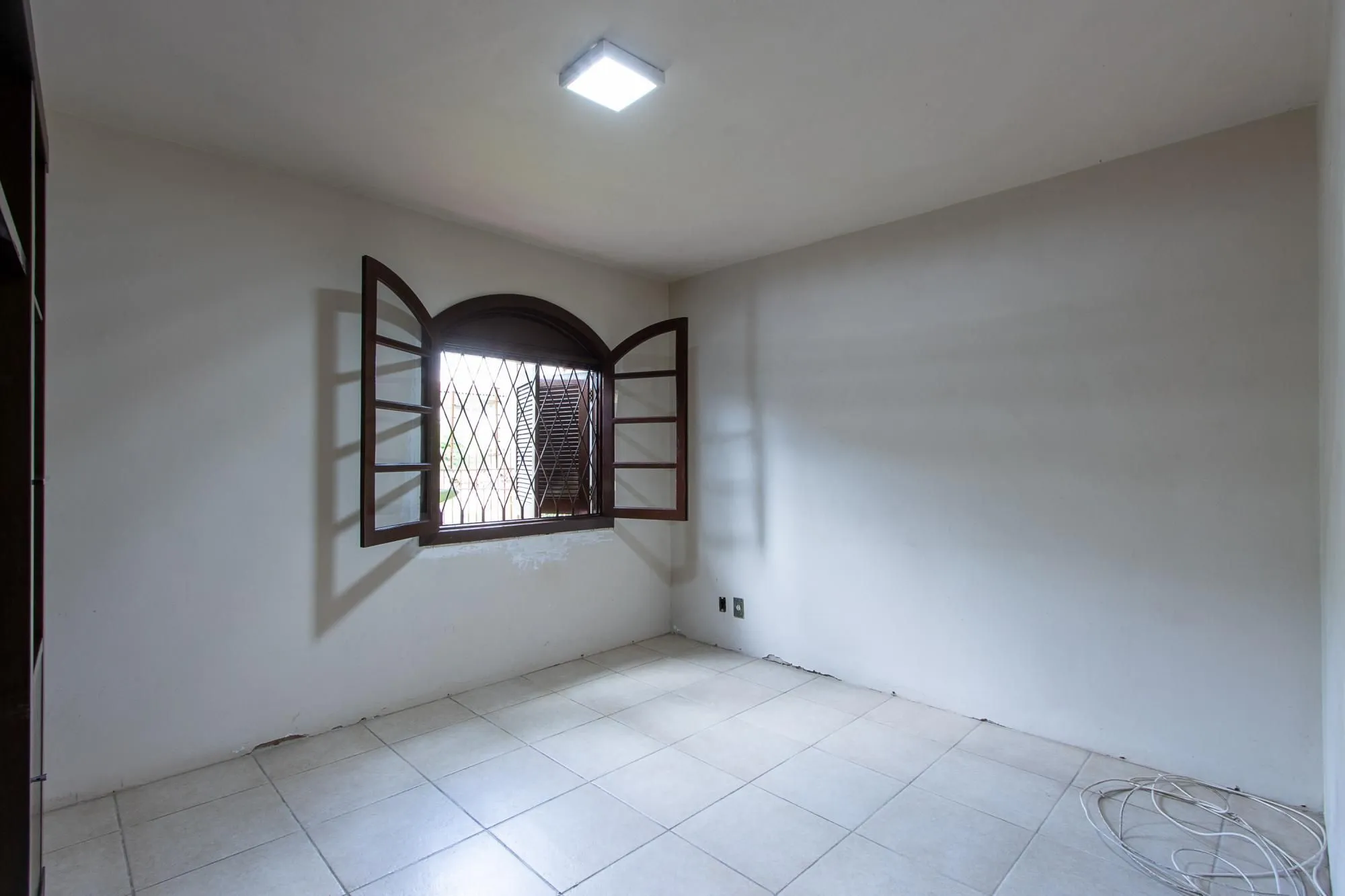 Imagem Casa de condomínio, 3 dormitórios, 1 suíte, 1 vaga coberta, no bairro Cristal.