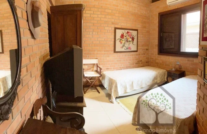 Imagem Casa rústica em condomínio fechado no Sambaqui