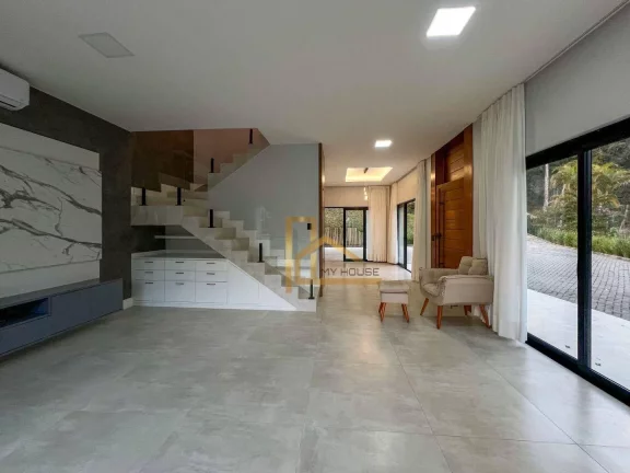 Imagem Casa com 3 Suítes em Condomínio Exclusivo – Conforto e Lazer Completo - 15 minutos do centro de Teresópolis