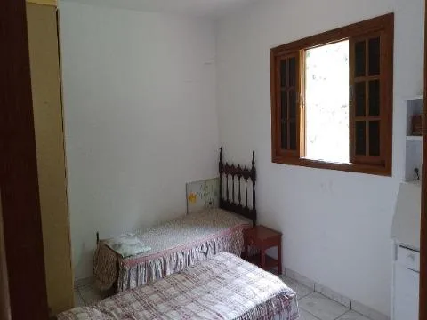 Imagem VENDA DE CASA NO COPACO, EM ARUJÁ/SP, 147m² com 3 suítes, quintal amplo, churrasqueira, sala de estar e jantar e garagem coberta. CONSULTE-NOS.