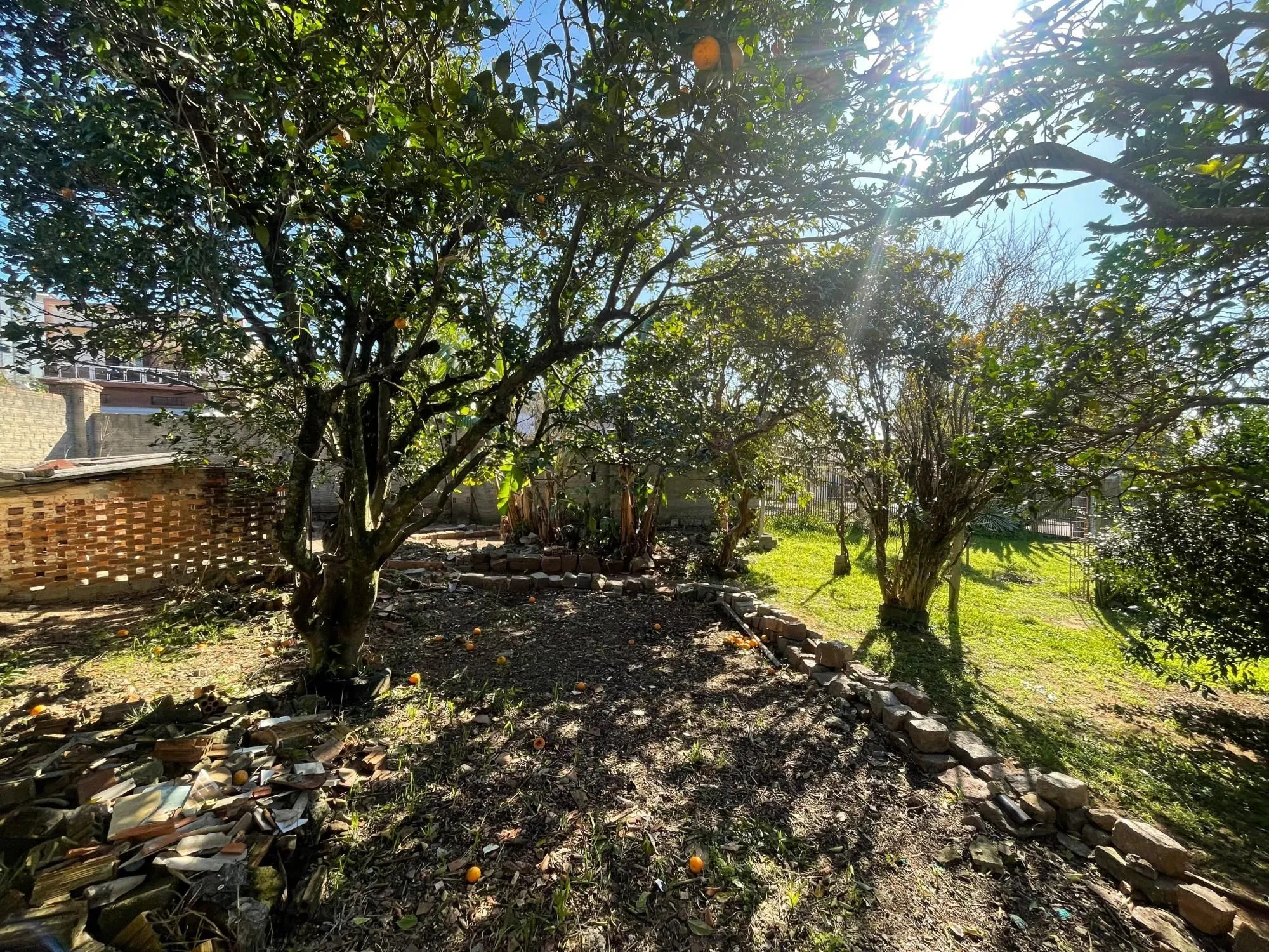 Imagem Terreno de esquina, com 429m², está situado no coração do bairro Medianeira