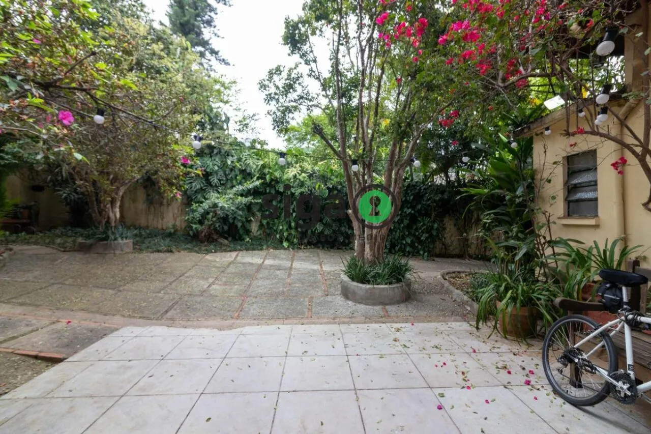 Imagem Casa Alto Padrão em Moema de 5 quartos com 8 vagas - 440m² à Venda.