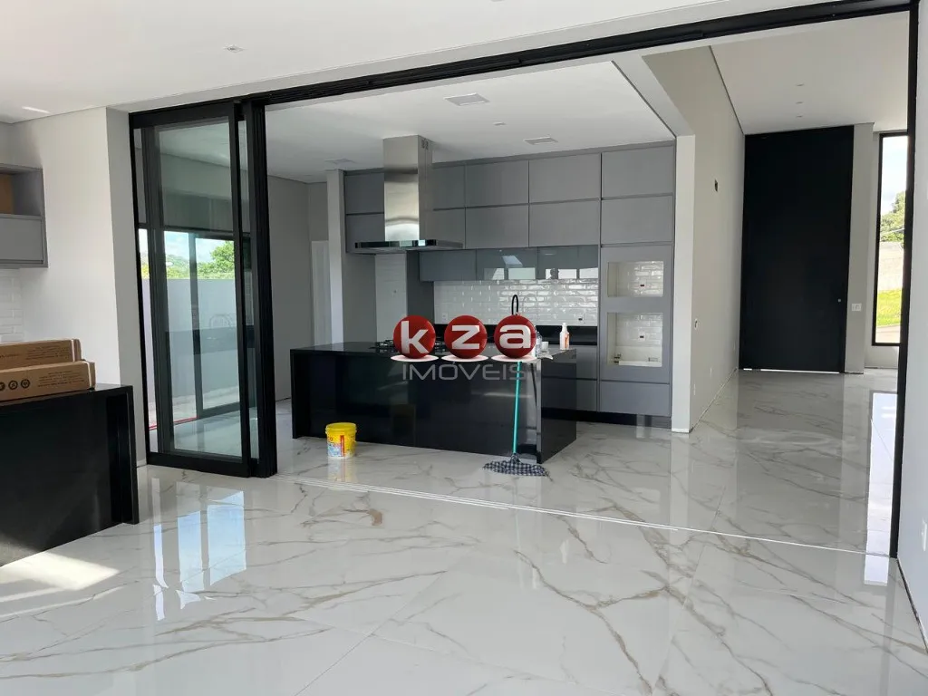 Imagem Imóvel de luxo: Casa em condomínio à venda em Vinhedo - SP, com 3 suítes, 4 salas e 310m² de área