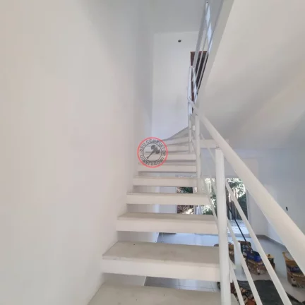 Imagem Sobrado com 2 suites, sala cozinha,2 vagas, area independente em condominio, 2 quadras da praia