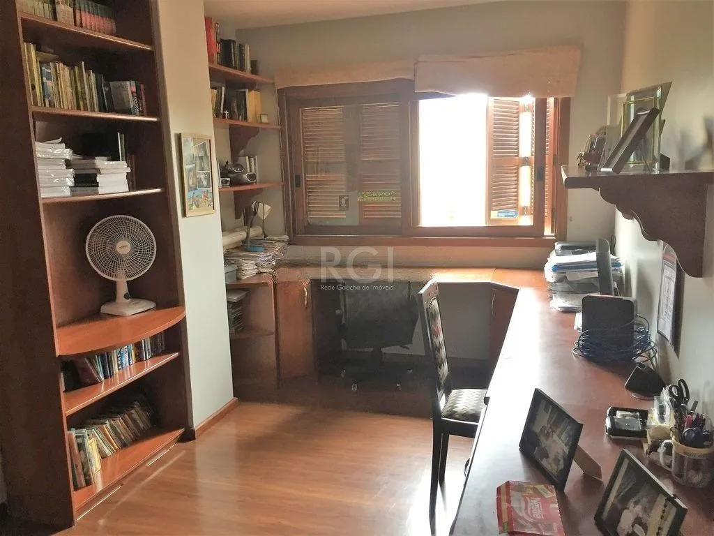 Imagem Casa de 270m² - 3 dormitórios, 1 suíte, churrasqueira, pátio e 3 vagas de garagem