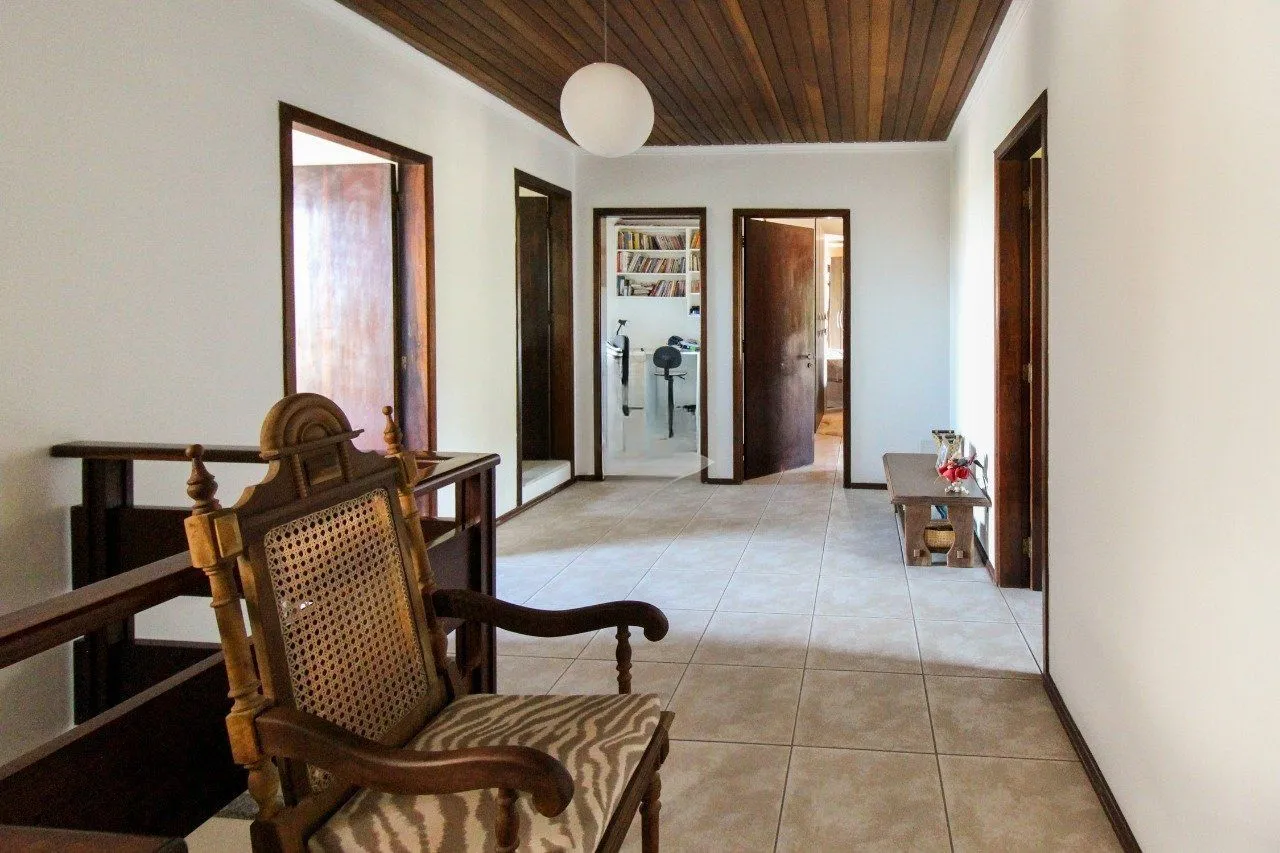 Imagem Casa com 6 dormitórios à Venda no Bairro Jardim Carvalho, Porto Alegre