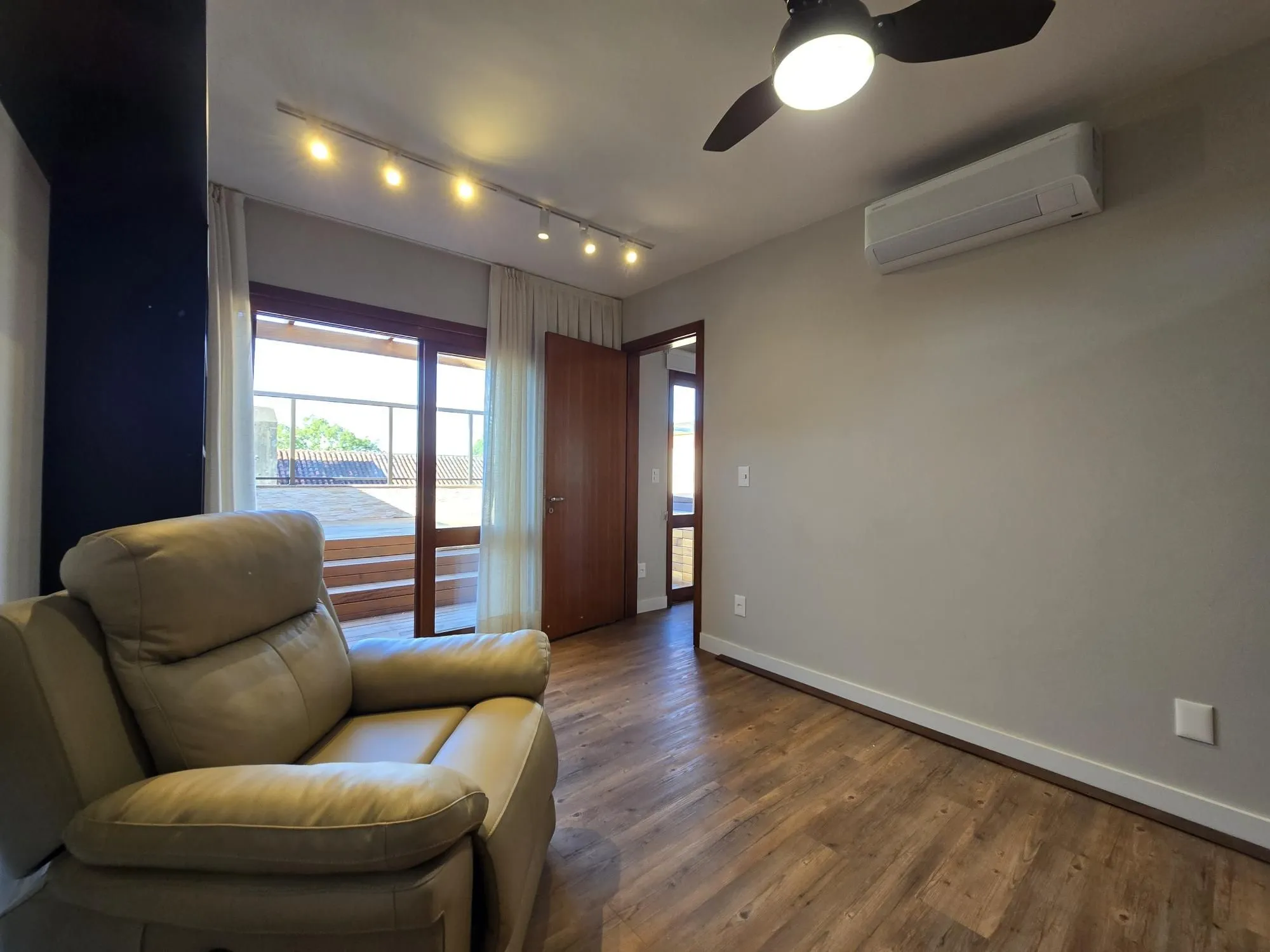 Imagem Casa em Condomínio 4 dorms à venda Avenida Taquary, Cristal - Porto Alegre
