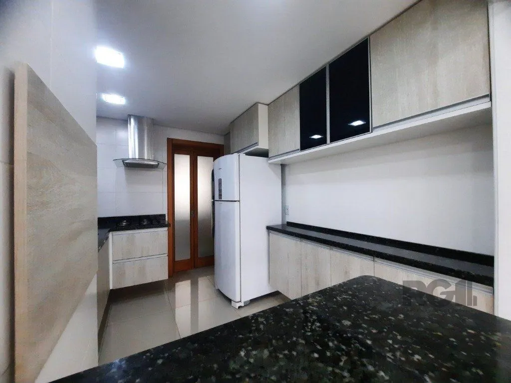 Imagem Vende-se apartamento impecável 2 quartos com suíte, 2 vagas cobertas, próximo da PUCRS - 80m² - Jardim Botânico