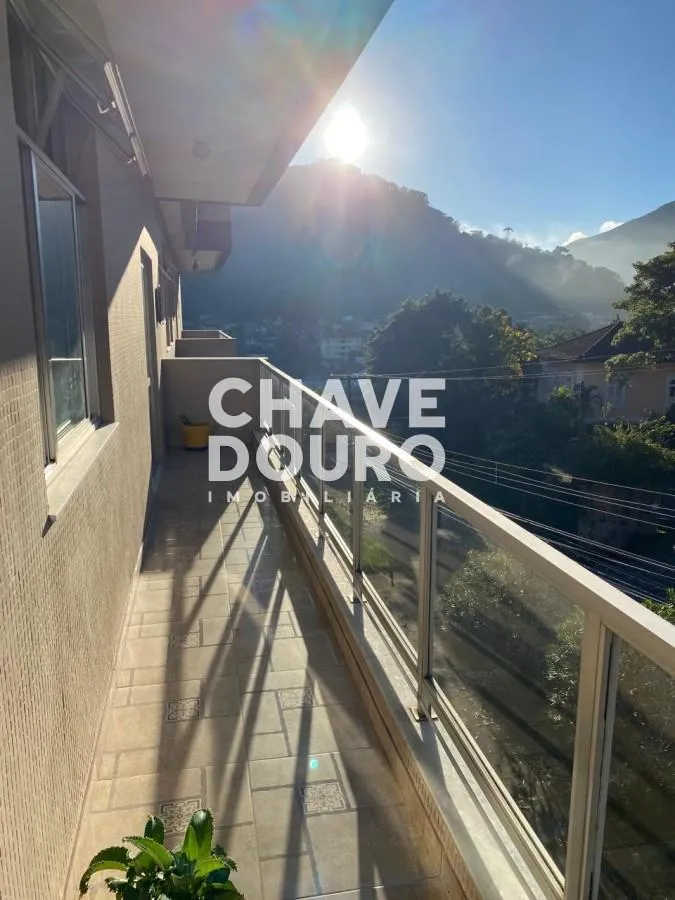 Imagem Apartamento de 2 quartos + dependência, varanda, 2 vagas e elevador.