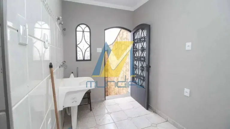 Imagem O imóvel conta com 4 dormitórios, sendo 1 suíte com banheira e sacada.