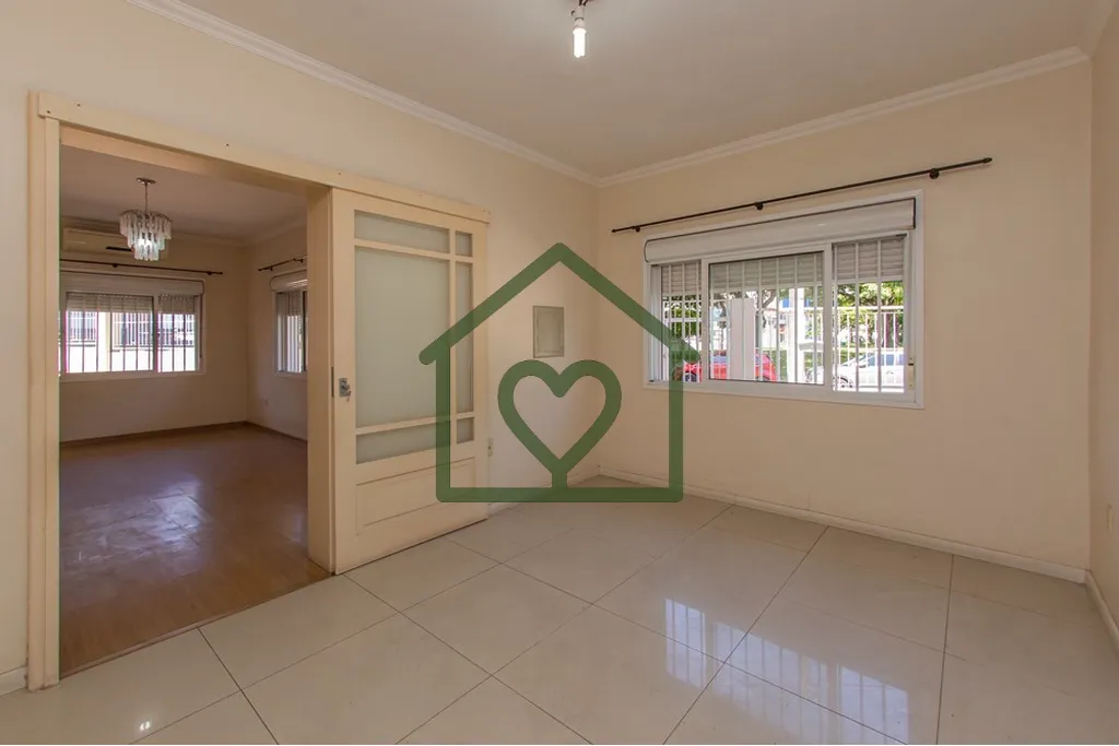 Imagem Casa distribuída em dois andares com cinco dormitórios, quatro banheiros, duas cozinhas, duas sala...