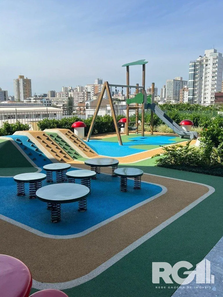 Imagem Apartamento com 143 m² privativos, possui 3 suítes, (sendo 1 máster), living, cozinha, dependência de empregada, lavabo, 143 m² de área privativa, 2 vagas de garagem.