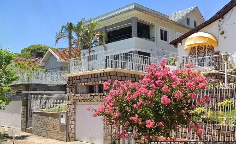 Imagem Casa com 167m², 4 dormitórios, 2 suítes, 2 vagas no bairro Santa Tereza