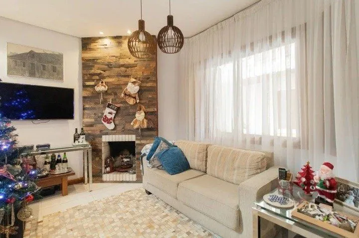 Imagem Casa em condomínio na zona sul, 3 quartos, suíte, lareira, churrasqueira, 2 vagas de garagem coberta.