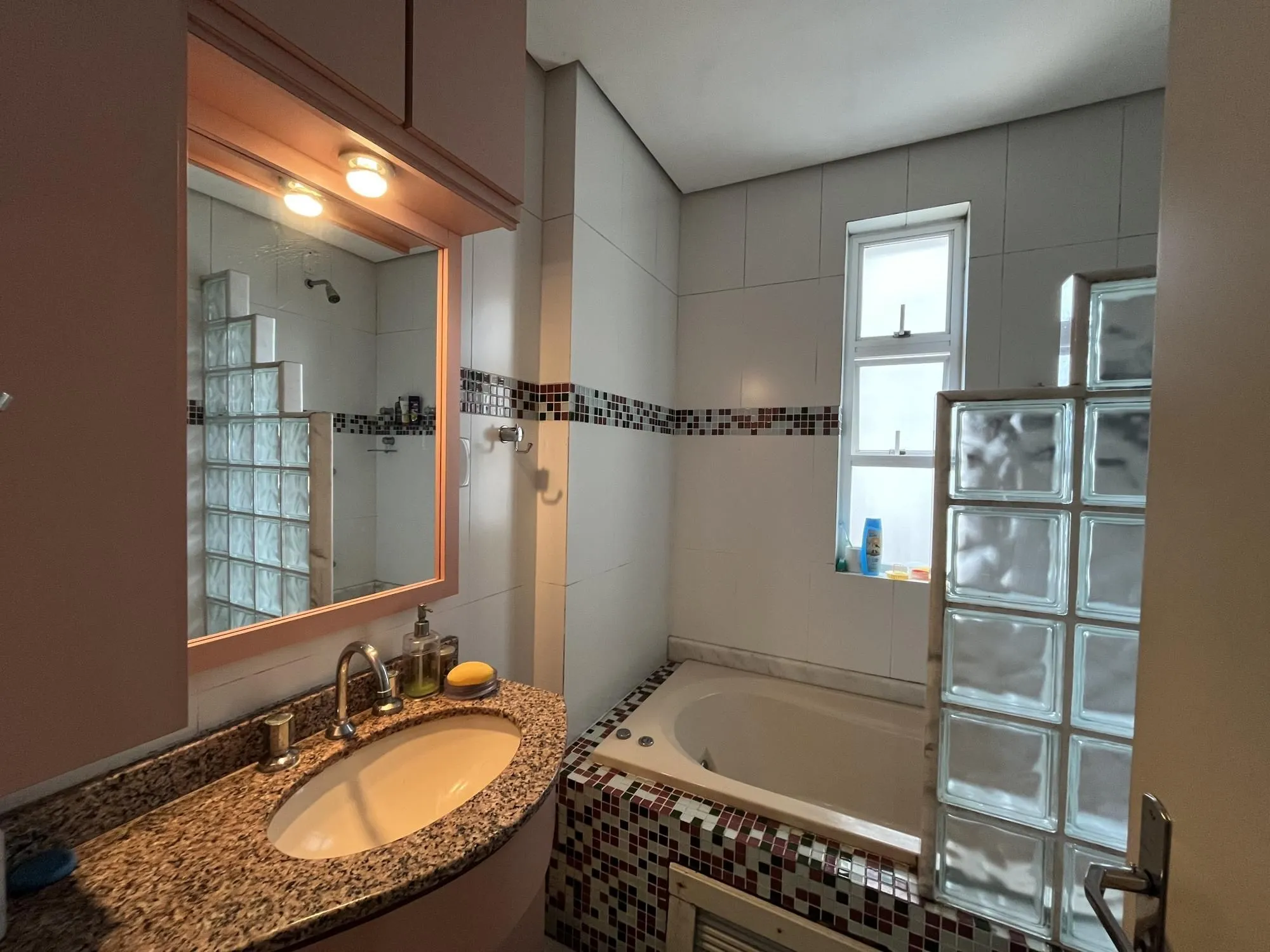 Imagem Apartamento de 3 quartos, suíte e 1 vaga de garagem no bairro Petrópolis em POA