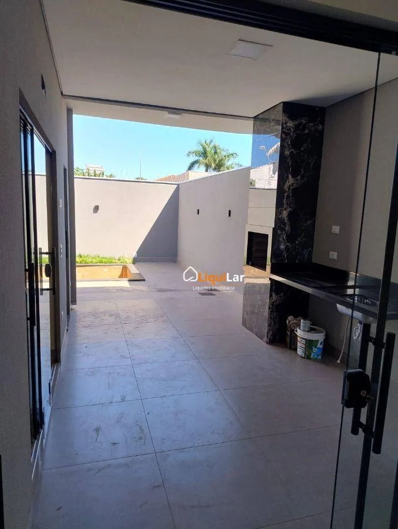Imagem Casa Térrea à Venda no Rita Vieira com Piscina, Pé-Direito Duplo, Suíte e Área Gourmet