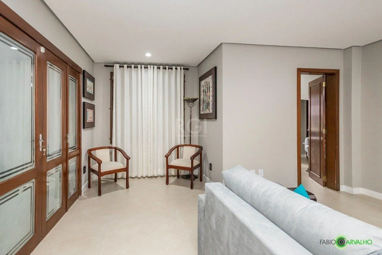 Imagem Sobrado para Venda - 335m², 4 dormitórios, sendo 2 suites, 3 vagas - Petrópolis