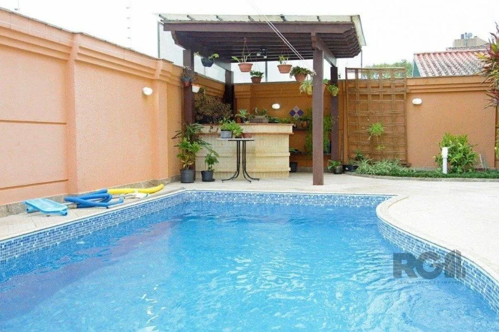 Imagem Excelente casa de 330m² com 3 dormitórios, piscina e 3 vagas.