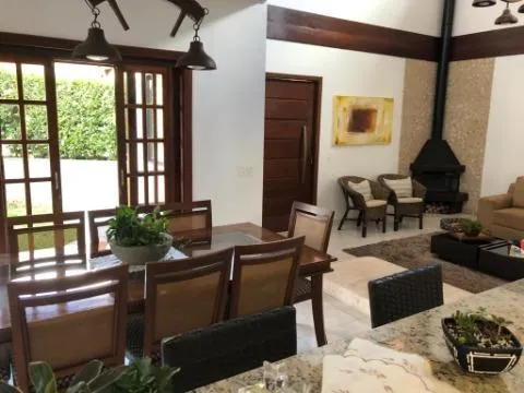 Imagem VENDA DE SOBRADO NO CONDOMÍNIO ARUJÁ V, EM ARUJÁ/SP, 264m² com 3 quartos, suíte, churrasqueira, jardim, cozinha americana e 04 vagas. CONSULTE-NOS.