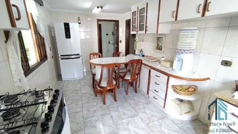 Imagem (PERMUTA) Casa a venda c/ático, ótima localização, 06 quartos c/suíte 8 vagas no Hauer em Curitiba PR