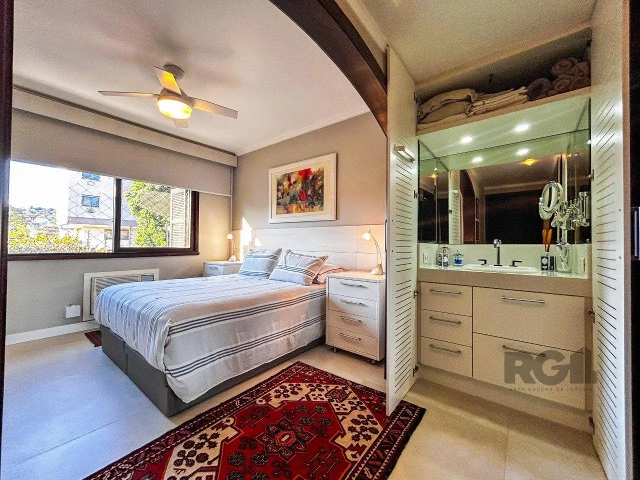 Imagem Casa 3 dormitórios, suíte, lareira, churrasqueira,, pátio, vaga garagem com 309 m² privativos.