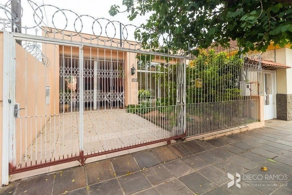 Imagem Casa térrea à venda, com 2 suites, 3 banheiros, edicula, pátio, 2 vagas - Bairro Medianeira