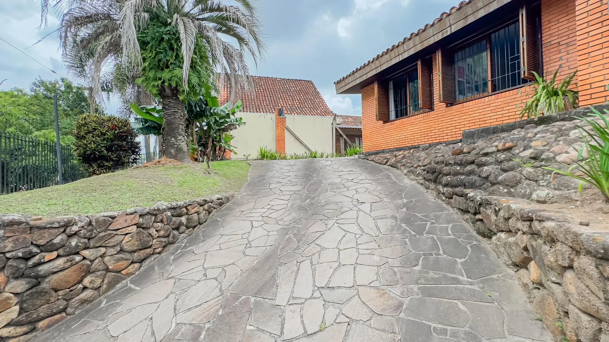 Imagem Casa com 3 quartos e 313m² à venda em Chácara das Pedras, Porto Alegre. Rua Joao Paetzel, Chácara Das Pedras, Porto Alegre