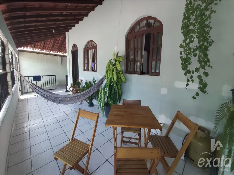 Imagem Manoel Plaza, casa com 3 quartos com 1 suite, sala e cozinha ampla, banheiro social, varandão, 3 vagas de garagem, terreno de 300 m²