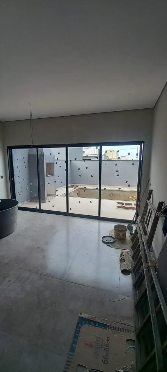 Imagem Sobrado Luxuoso no Villagio Wanel - 3 Suítes, Piscina e Acabamento de Primeira