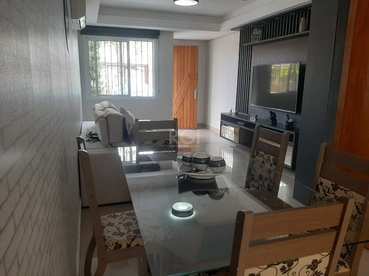 Imagem Casa com 2 quartos, 2 suítes, varanda, vaga, no bairro Aberta dos Morros, Poa/RS
