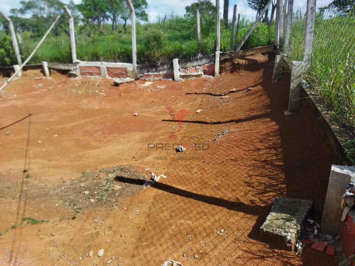 Imagem São 1.000 m2 de terreno com casa pequena