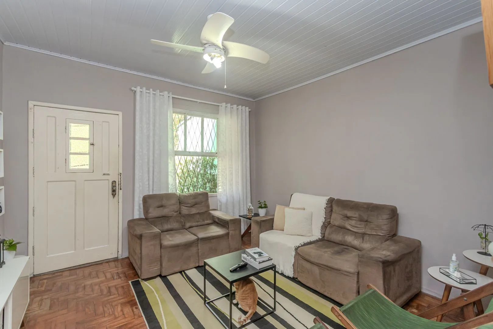Imagem Casa no bairro Jardim Botânico de 3 dormitórios e garagem e terreno com 370m²