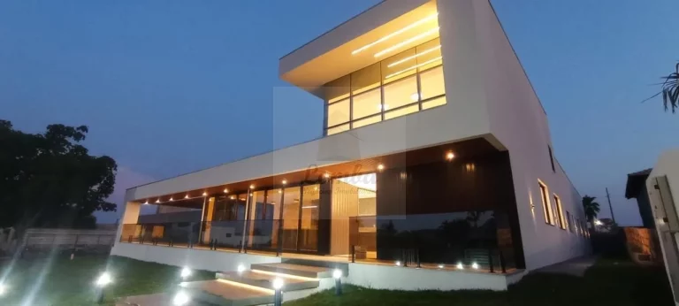 Imagem Casa de luxo em condomínio à venda em Chapada dos Guimarães-MT: 6 quartos, 4 suítes, 3 salas, 7 banheiros, 6 vagas de garagem, 400m².