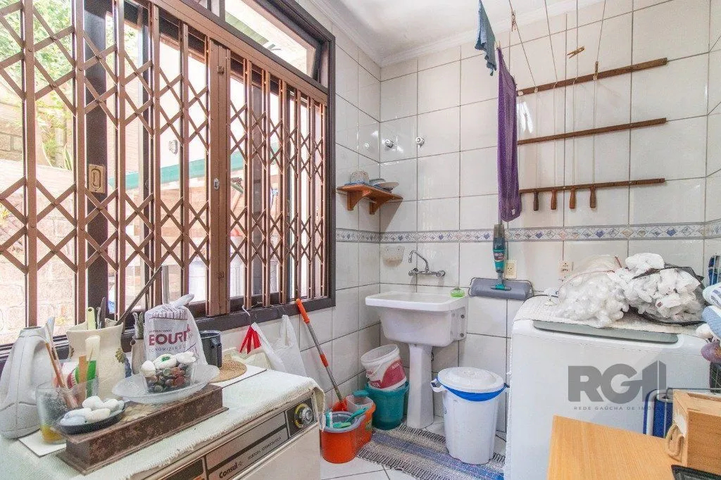 Imagem Linda casa de 04 dormitórios com vista livre no Bairro Teresópolis