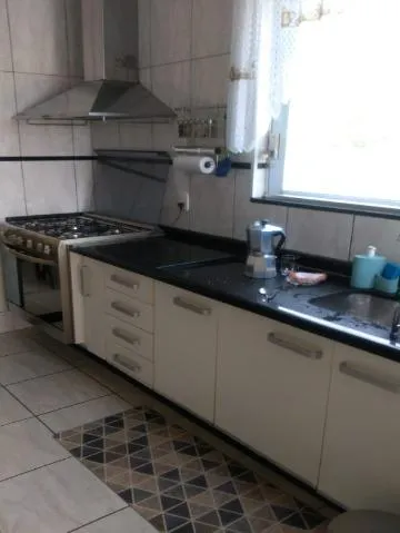 Imagem VENDA DE CASA NO CONDOMÍNIO ARUJÁ COUNTRY CLUB, EM ARUJÁ/SP, 200m² com 3 quartos, suíte, hidro, planejados, sala com lareira e 3 vagas. CONSULTE-NOS.
