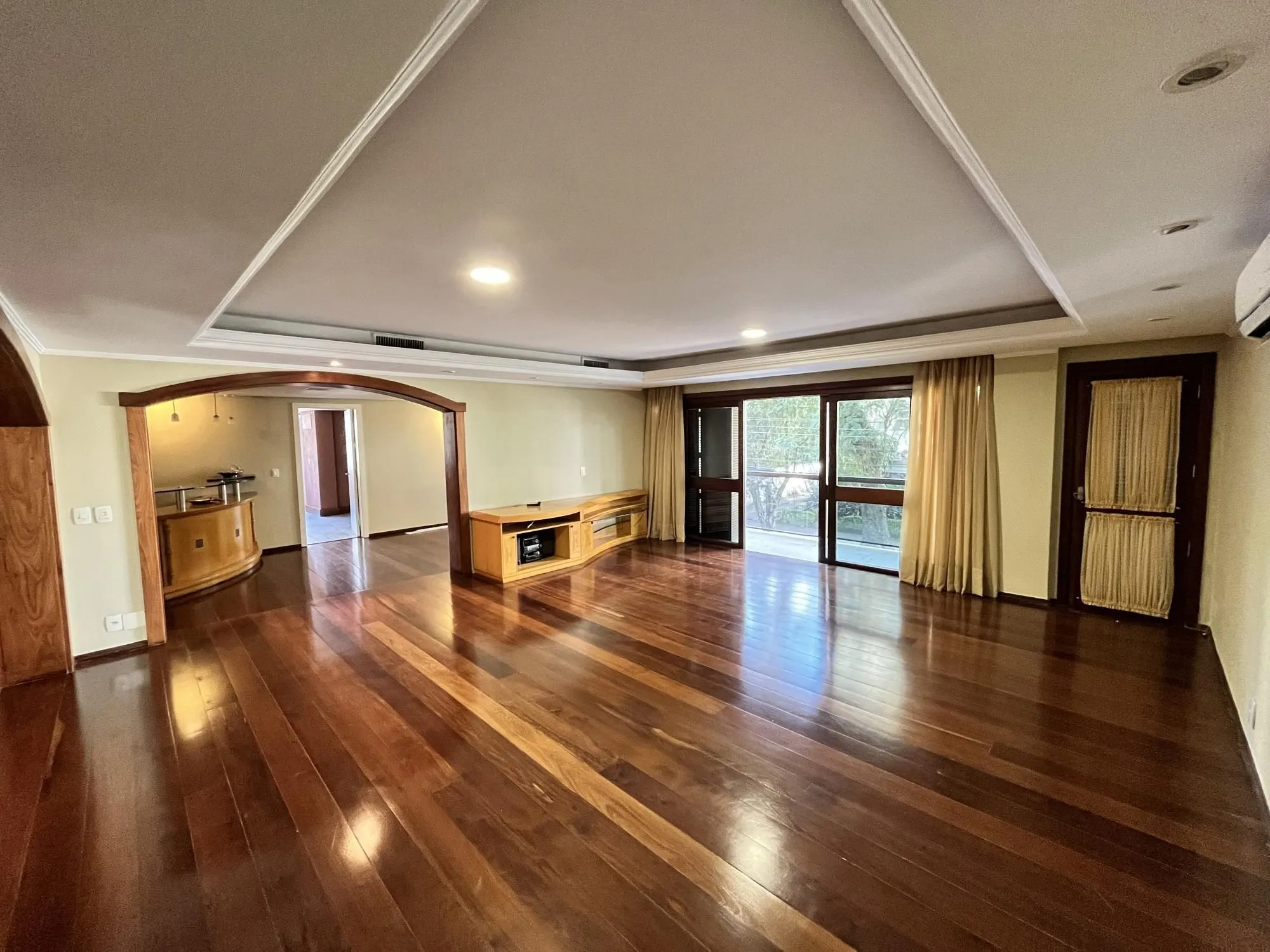 Imagem Apartamento de 4 quartos, suíte, amplo closet, dependência e 2 vagas de garagem