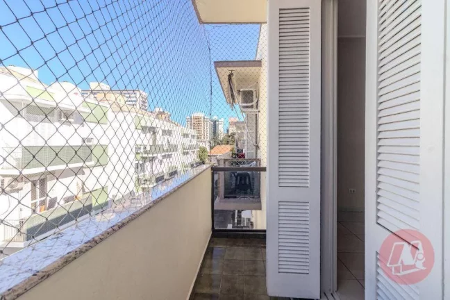Imagem No Menino Deus 102 m², 2 dormitórios com sacada. e todo mobiliado.