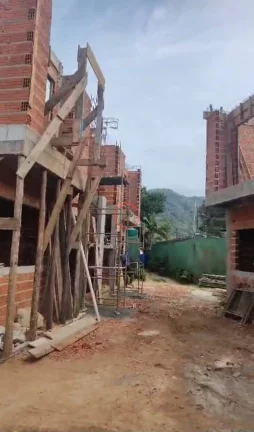 Imagem CASAS DENTRO DE CONDOMÍNIO EM FASE DE ACABAMENTO , A 80 METROS DA PRAIA, PAGAMENTO COM UMA ENTRDA E PARCELAS ATÉ OUTUBRO DE 2025