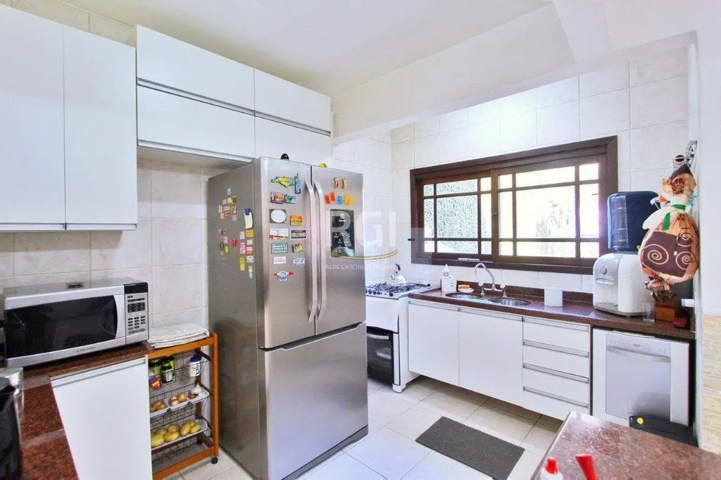 Imagem Casa para Venda - 260m², 5 dormitórios, sendo 2 suites, 4 vagas - Teresópolis